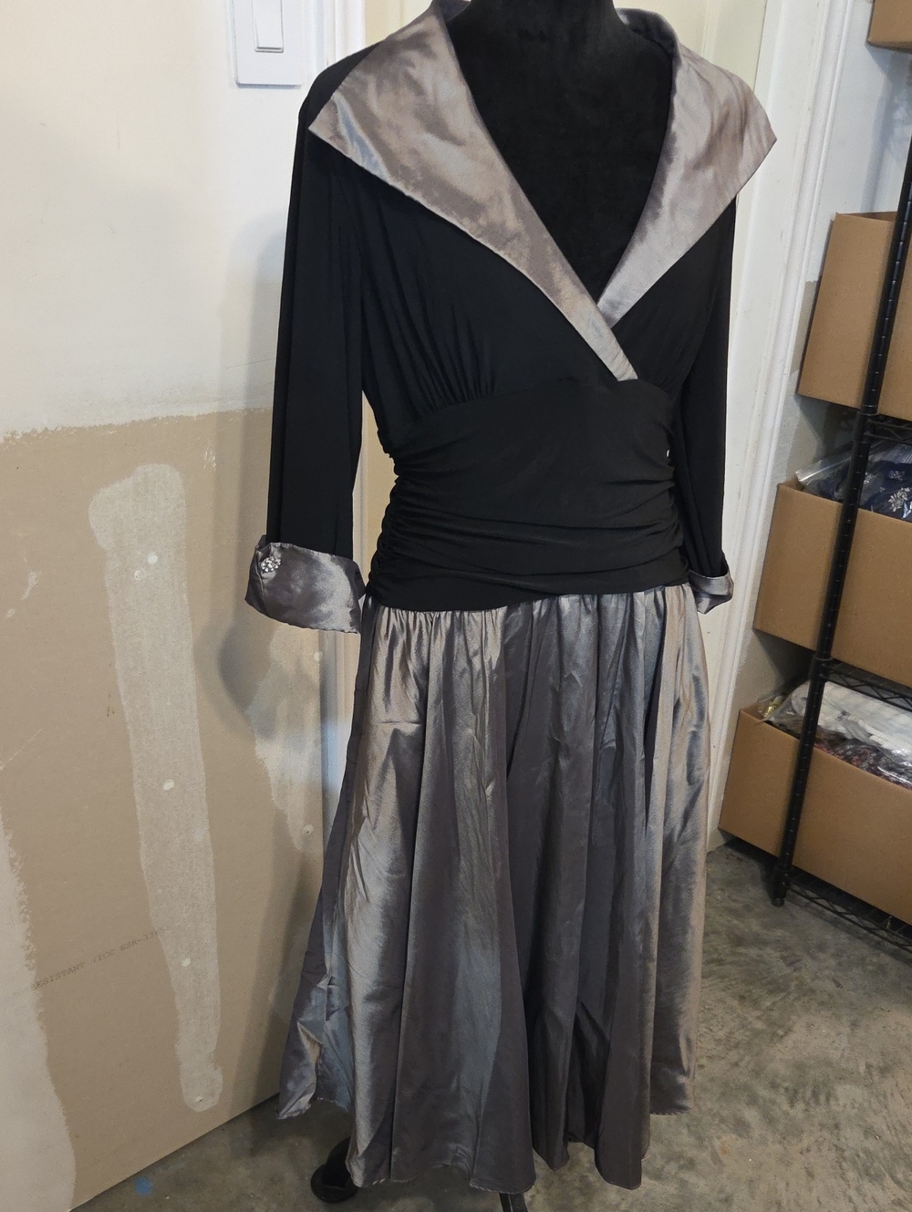 Jessica Howard Elegant Black  Silver Satin-Trim Circle Skirt Dress Evening Party
